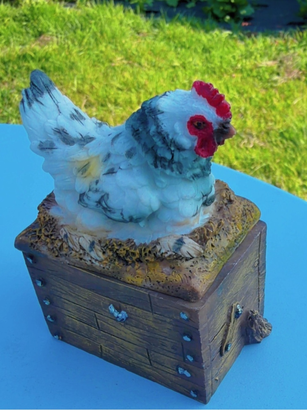 Rustic Chicken Hen Figurine on Wooden-Style Box – Farmhouse Decor
